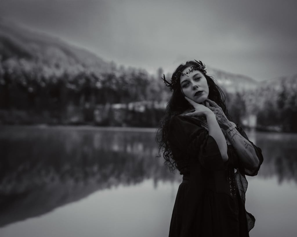Schwarzweiß-Portrait mit Kopfschmuck am Bergsee