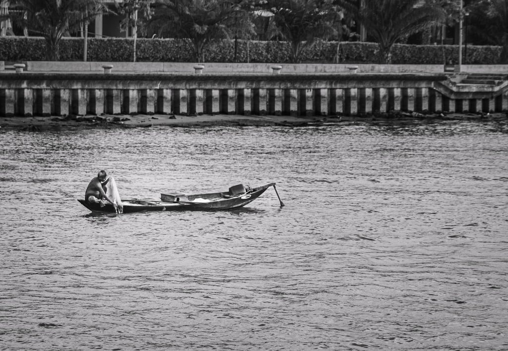 Einzelnes Boot auf dem Fluss, schwarzweiß