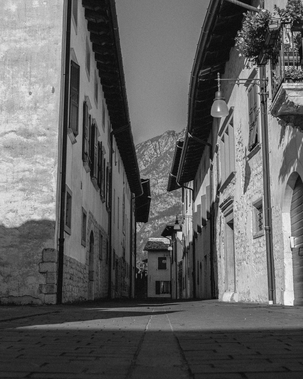 Leere Gasse in Venzone