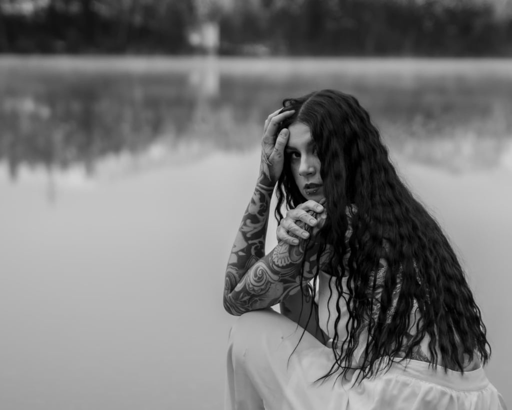 Schwarzweiß-Portrait am Wasser, Hand im Haar