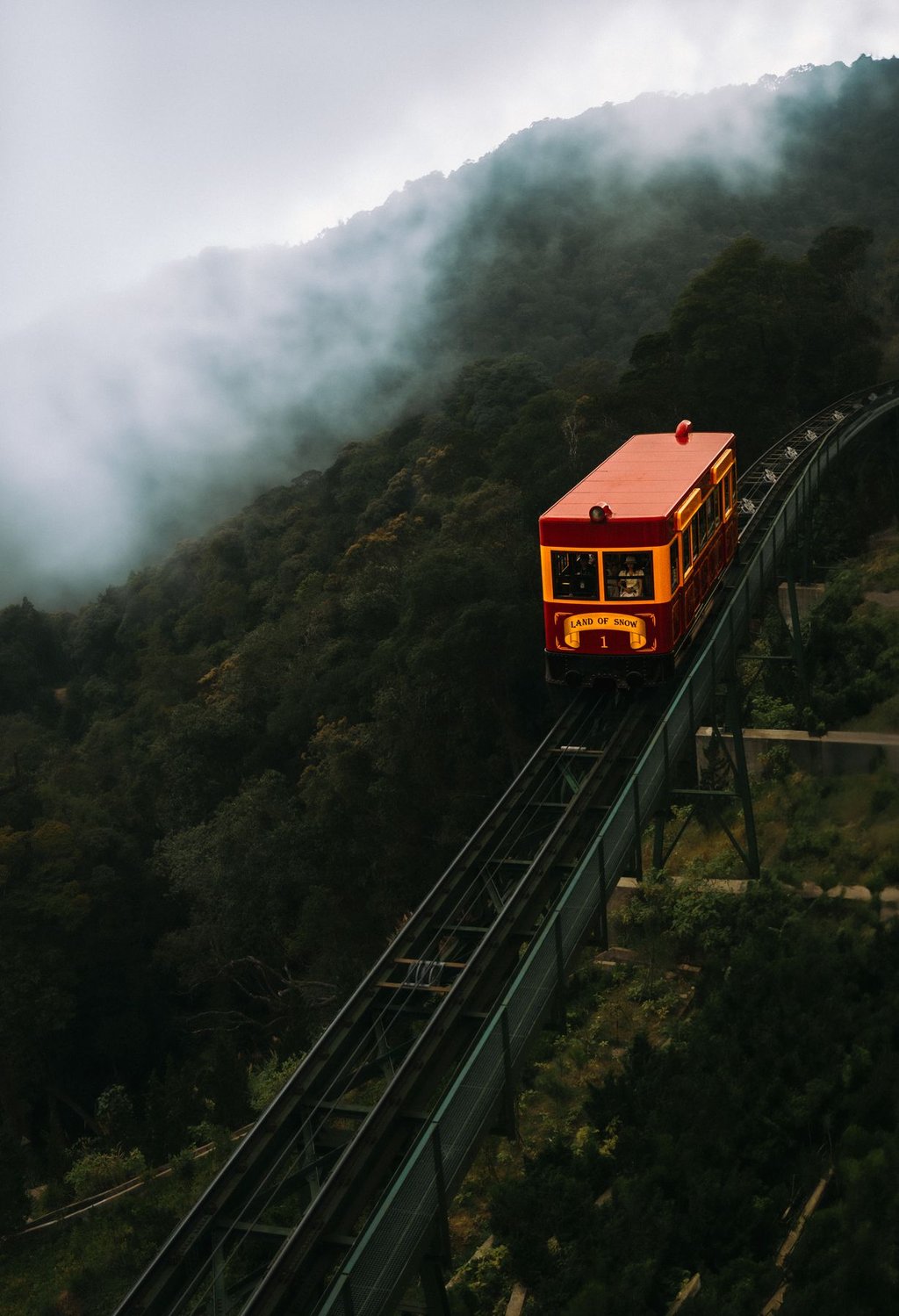 Bergbahn im Nebel