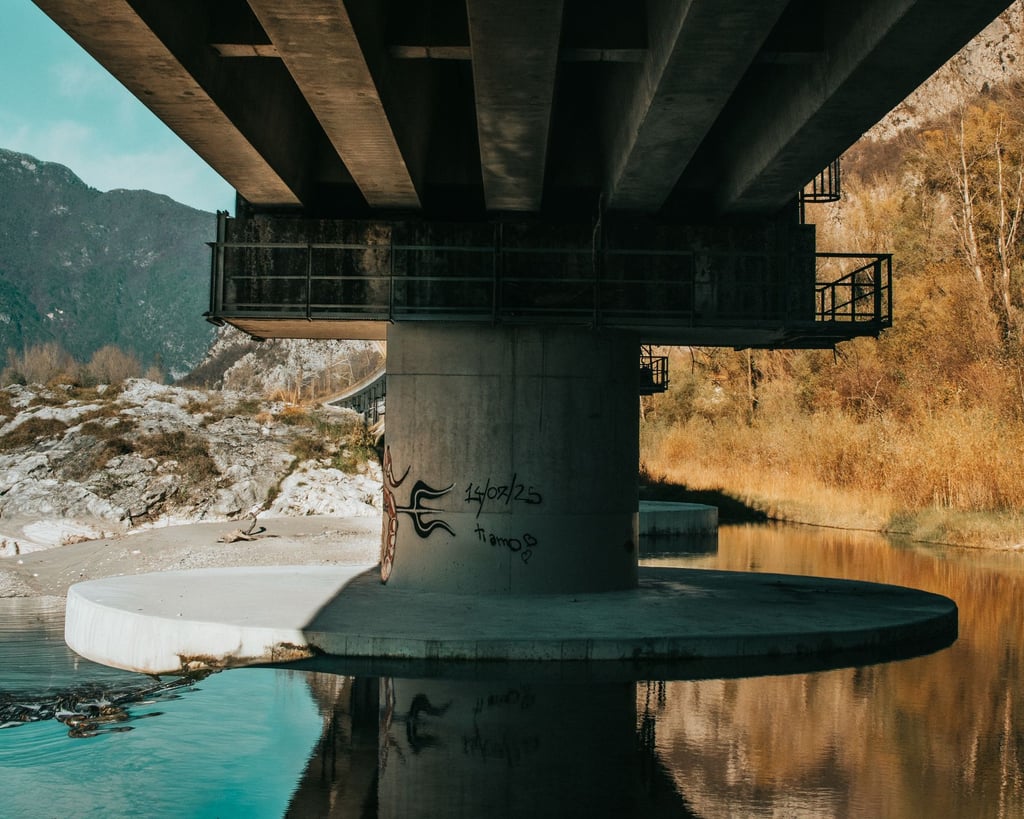 Brückenpfeiler über türkisem Wasser