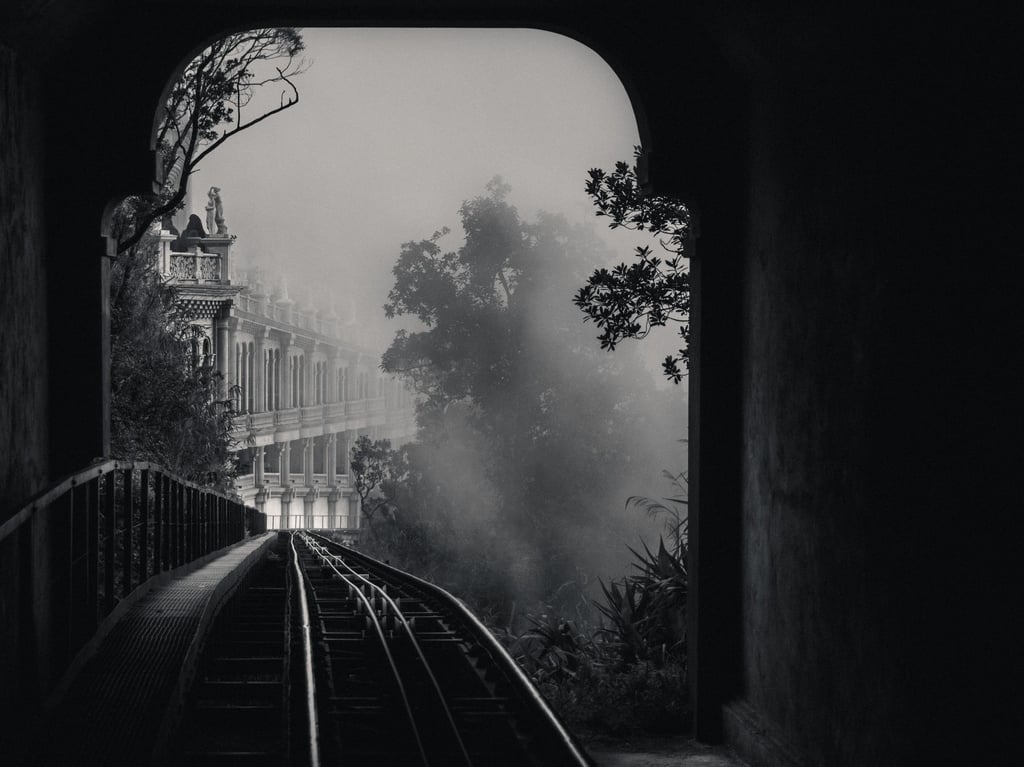 Bahngleise durch einen dunklen Tunnel