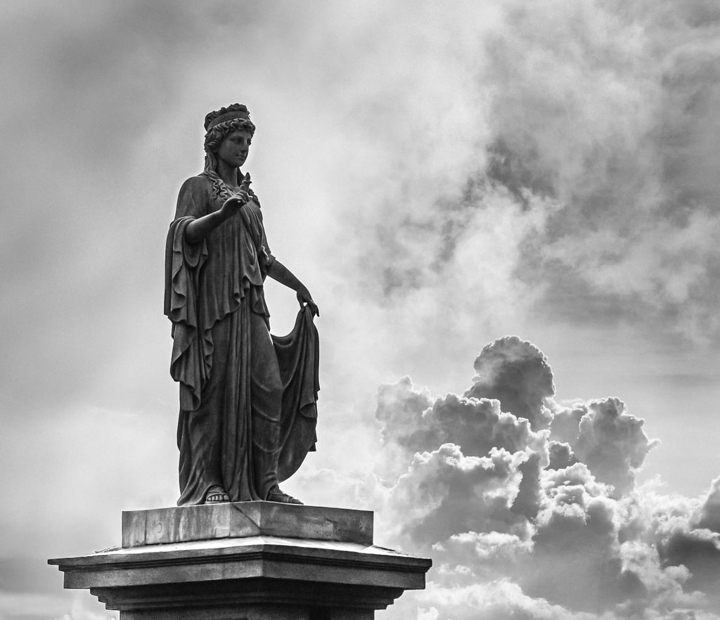Statue vor Wolken, schwarzweiß