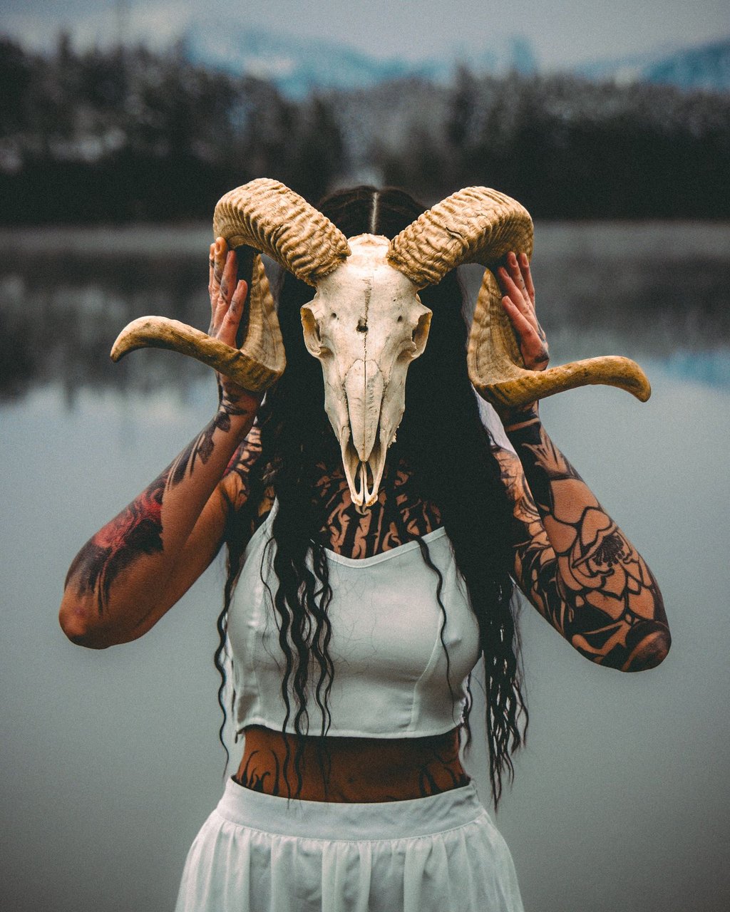 Portrait mit Tierschädel als Maske