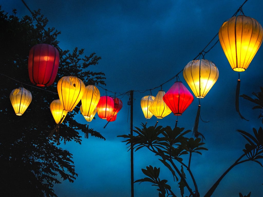 Bunte Lampions im Abendlicht