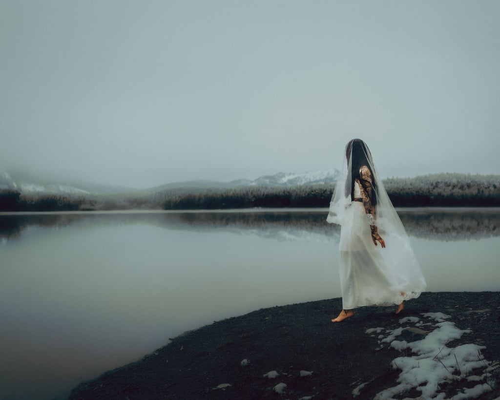 Stille am See, Figur im weißen Kleid