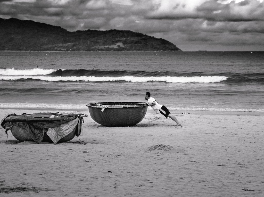 Rundboot am Strand, schwarzweiß