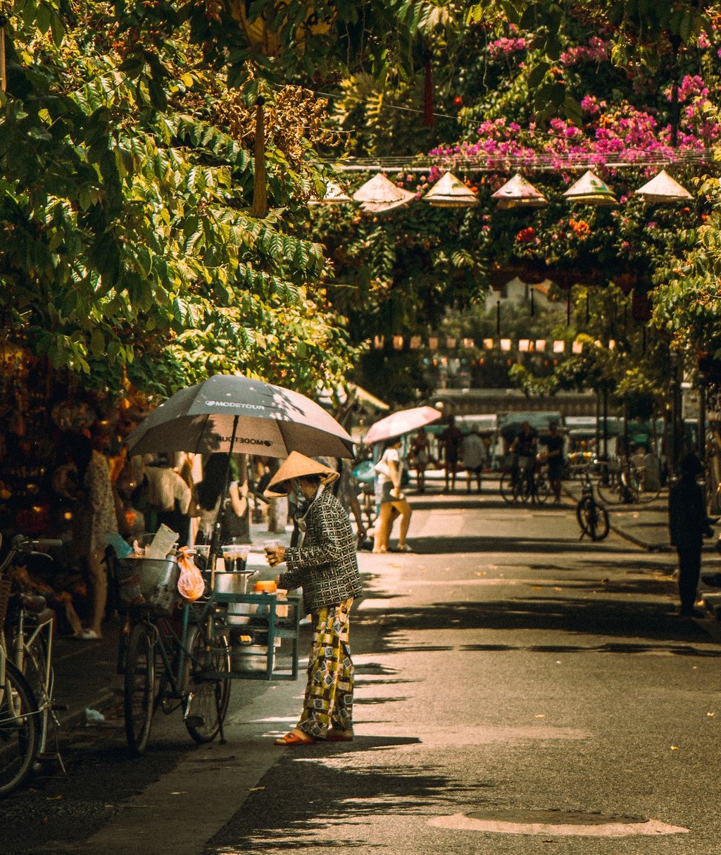 Straßenszene mit Sonnenschirmen