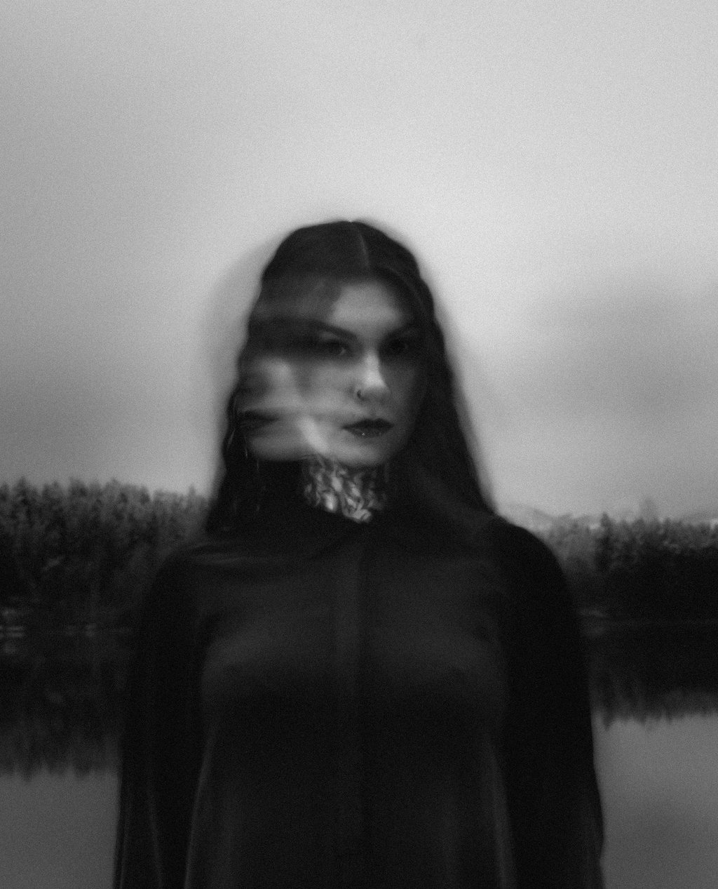 Verwischtes Portrait vor Nebel