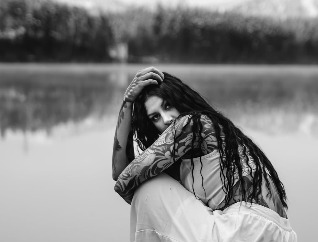 Schwarzweiß-Portrait, Frau mit Tattoos am See