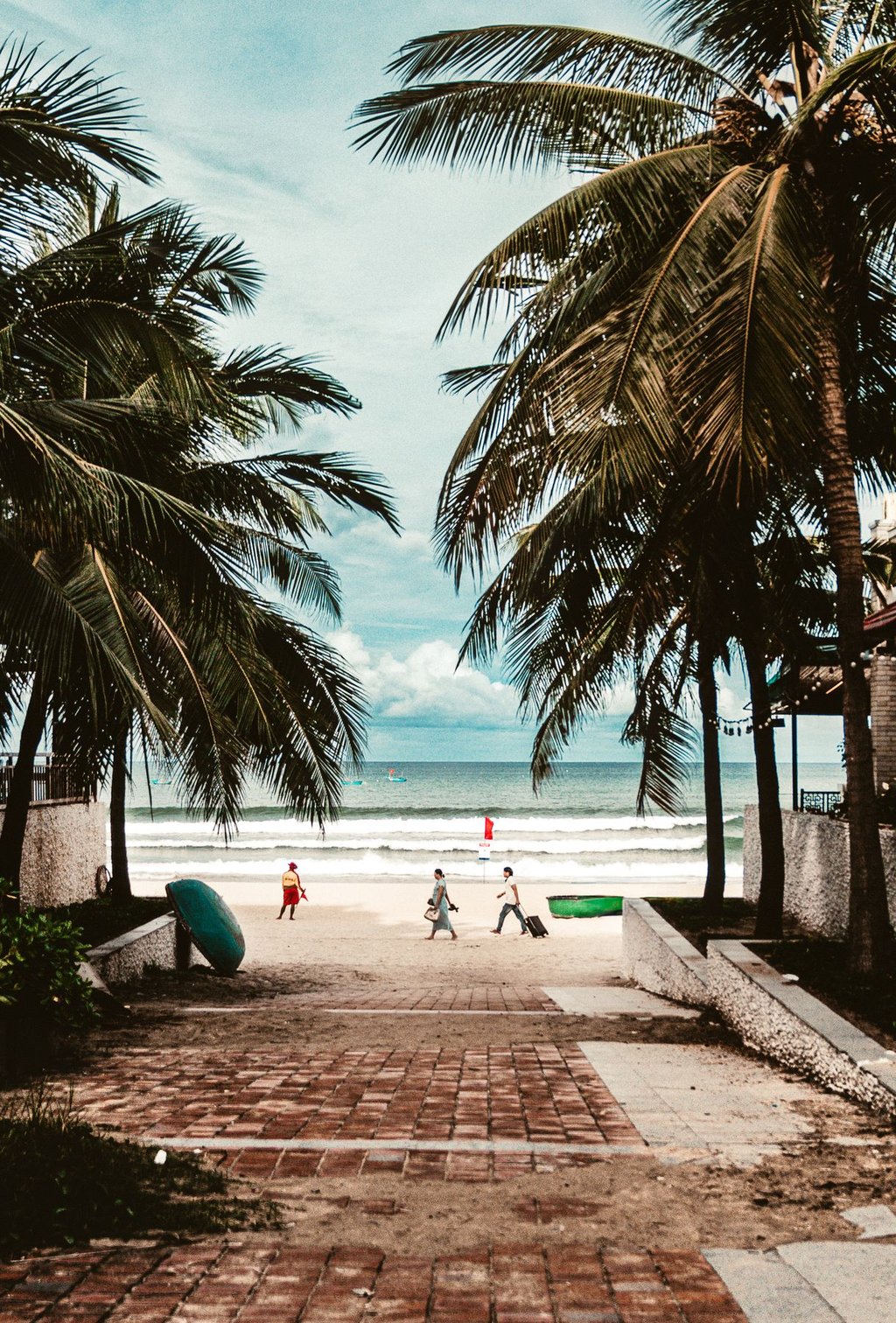 Strandpromenade mit Palmen