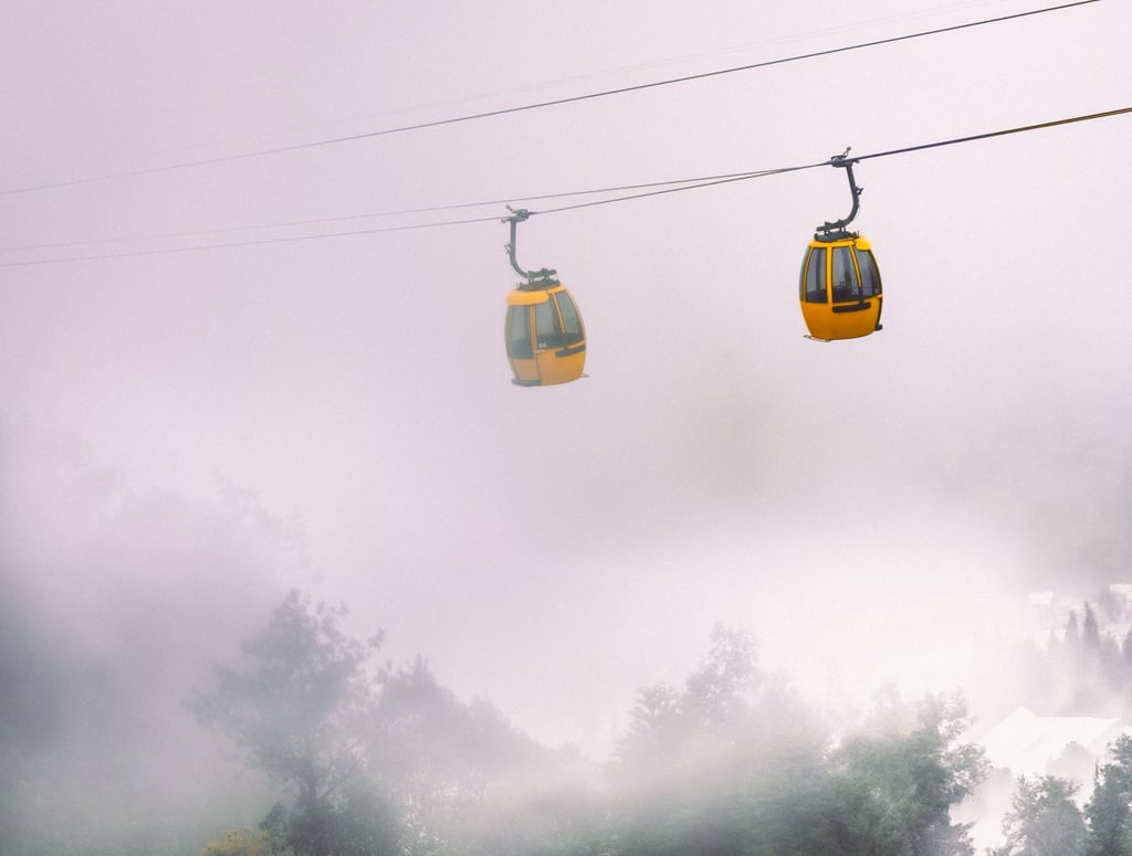 Gondeln im Nebel über den Bergen