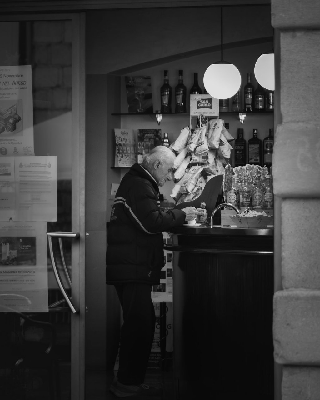 Personal-Branding-Aufnahme hinter der Bar