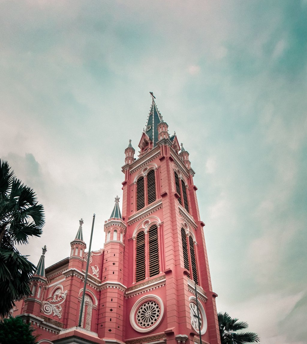Rosa Kirche vor Palmen