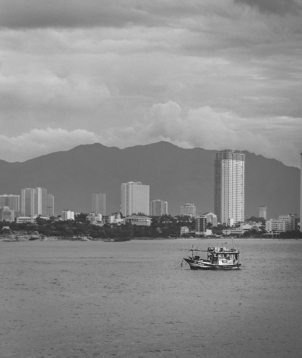 Skyline hinter Fischerboot, schwarzweiß