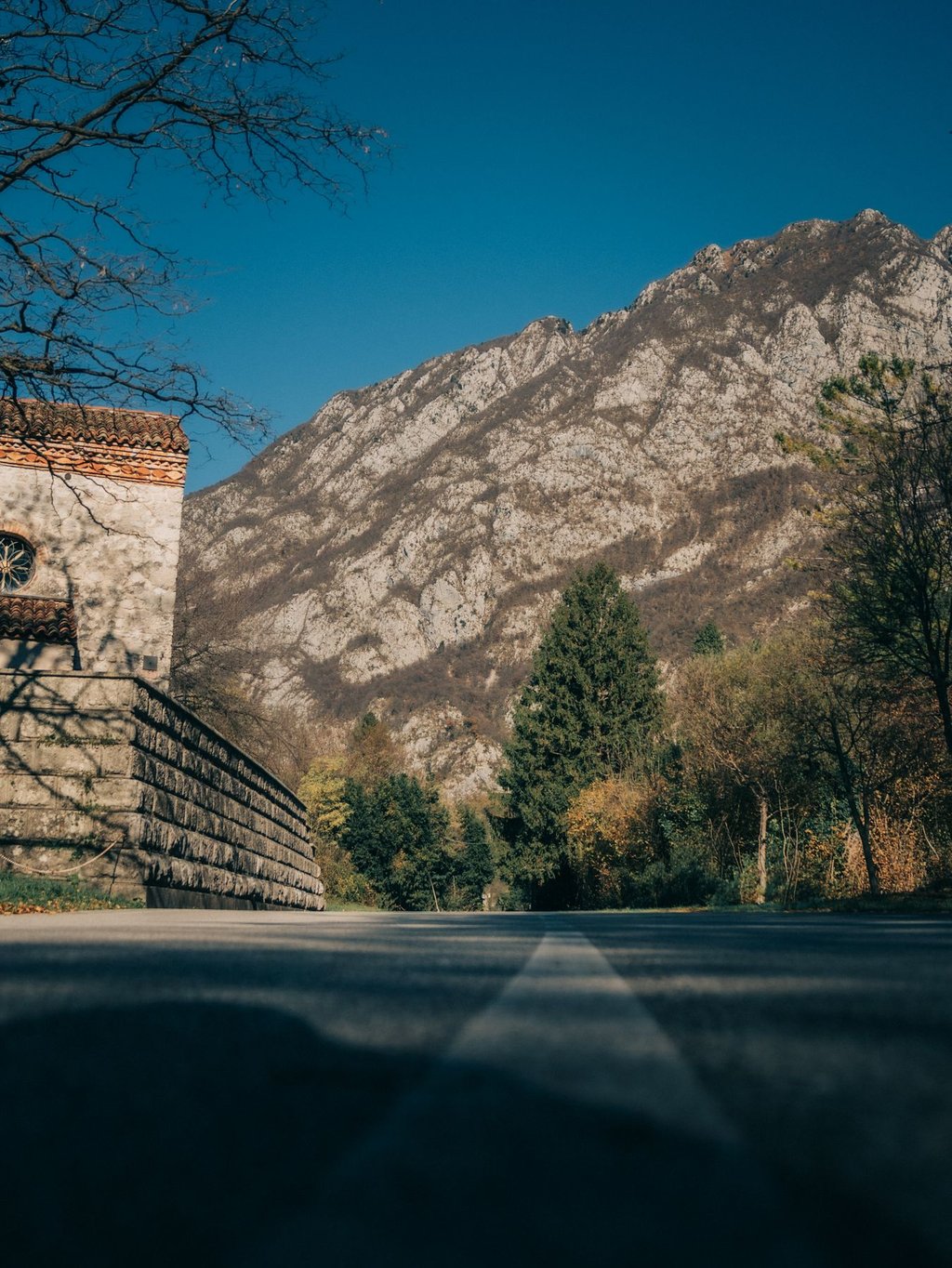 Straße auf den Berg zu